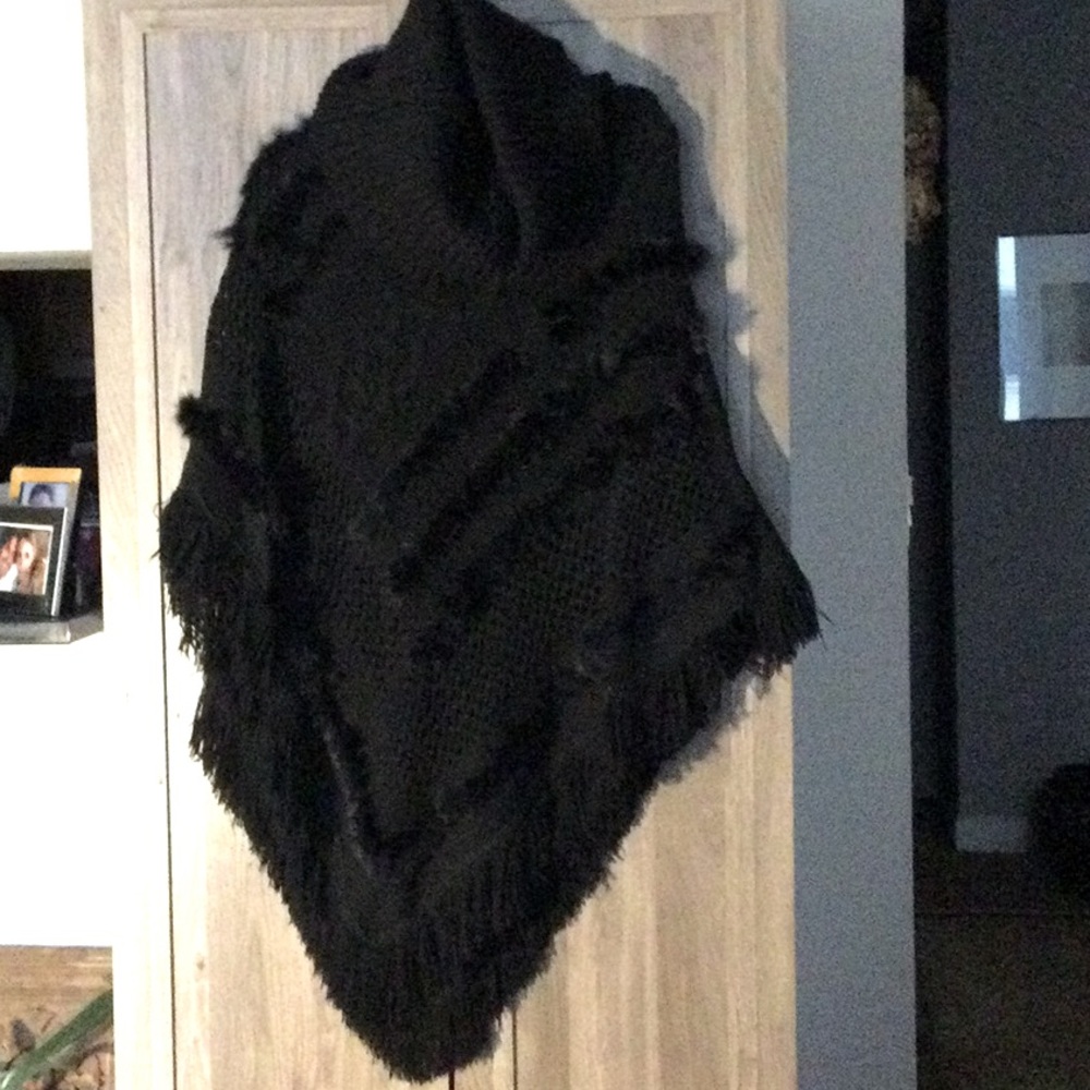 BLACK KNIT AND FAUX FUR CHUNKY TURTLENECK PONCHO